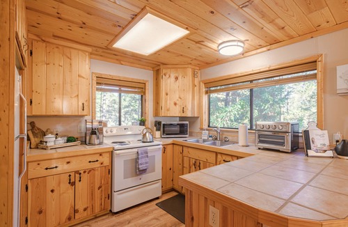 Prescott Cabin | Cozy Pines Hideaway- BBQ, fire-pit, zip-line, and fireplace