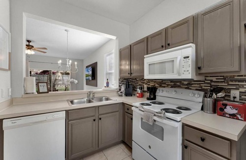 Regal Palms House | Cozy Retreat 4BR-walk to Resort's Lazy River,pools-12 miles to Walt Disney World
