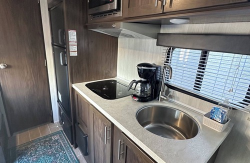 Parkland Estates House | Cozy RV in Tampa, Hyde Park area with WiFi, AC. Close to UT, downtown.