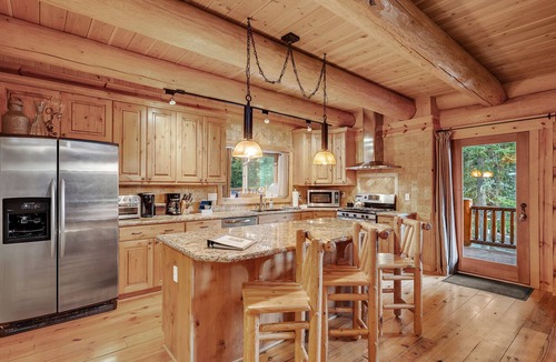 Government Camp Cabin | Cozy Ski Retreat in Govy w/Hot Tub and Outdoor Sauna