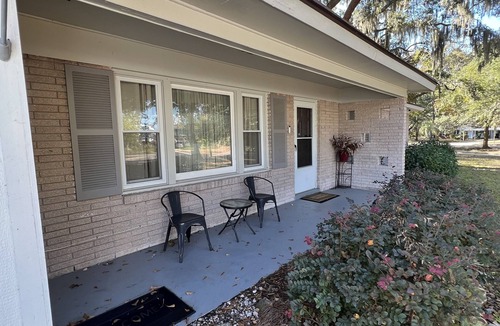 Windsor Forest House | Cozy Southside Savannah 3 Bed room 2 Bath home - 15 Minutes to downtown Savannah