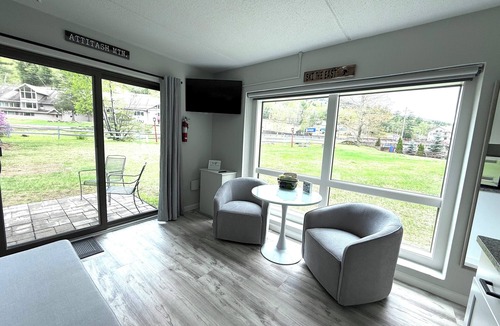 Bartlett Apartment | Cozy studio in delightful Bartlett with AC, WiFi, fitness room