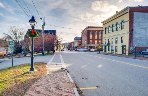 Hallowell Apartment | Cozy Water-View Apt in the Heart of Downtown!
