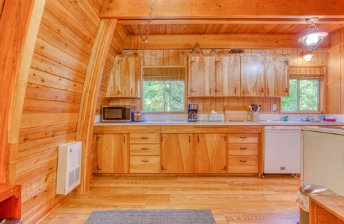 Government Camp Cabin | Creek-side mountain cabin with fireplace, balcony & full kitchen - near hiking