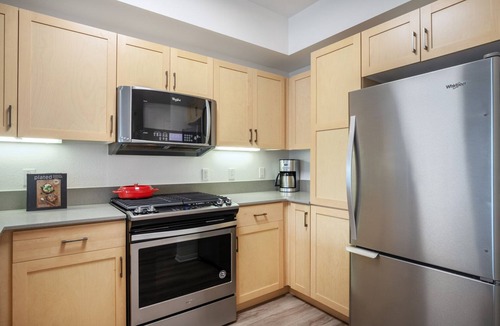 Hollywood Apartment | Crisp Hollywood 1BR, Gym + Pool near Chinese Theater, by Blueground