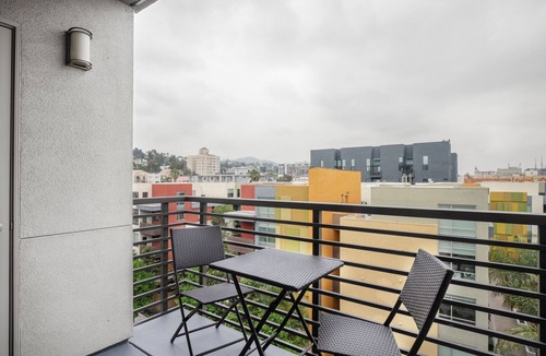 Hollywood Apartment | Crisp Hollywood 1BR, Gym + Pool near Chinese Theater, by Blueground
