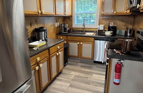 Jacksonville House | Daisy’s Place Cozy cottage three bedroom located in the heart of Jacksonville