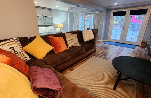 Freestone House | *DECEMBER SPECIAL*! Unique and spacious in-town 2-bedroom retreat