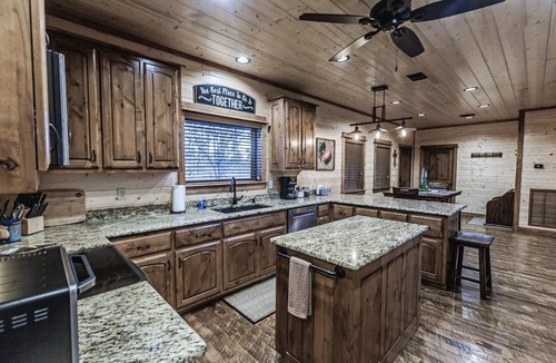 Broken Bow Cabin | ✨Deep Lot, 💦Hot Tub, Kid's Loft Hideaway, Shuffleboard, No Pets✨