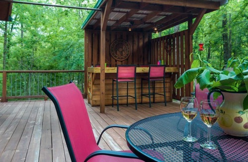 Broken Bow Cabin | Deer Trail: Sleeps 8, Hot Tub, Pet friendly, Fireplace, patio bar