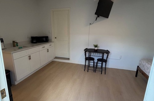 Pinecrest West Park Apartment | Delightful 1-bedroom studio with AC in vibrant Tampa
