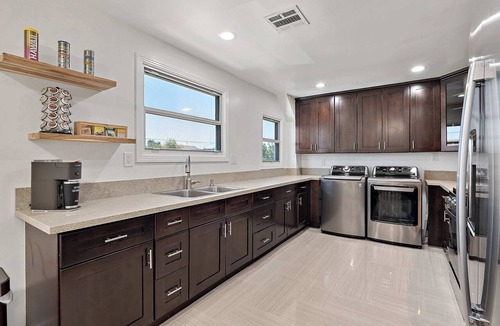 Los Angeles Apartment | Delightful 2-bedroom apartment with AC in Los Angeles