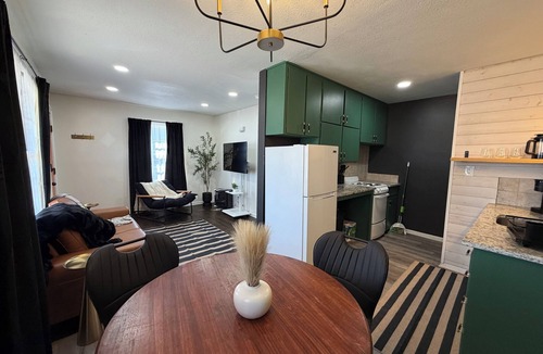 Derby Apartment | Derby Digs - Cozy King! Near Park!