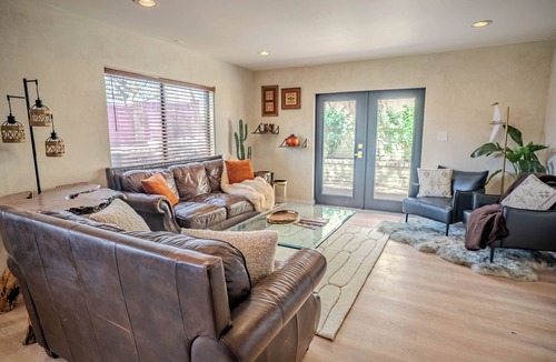 Cottonwood-Verde Village House | Desert Rose Retreat ~ Sleeps 20 ~ Private Casita ~ 15 Min to Sedona