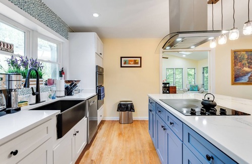 Quinton House | Dew Drop Inn | 4BR Retreat | Lakeside | Hot Tub