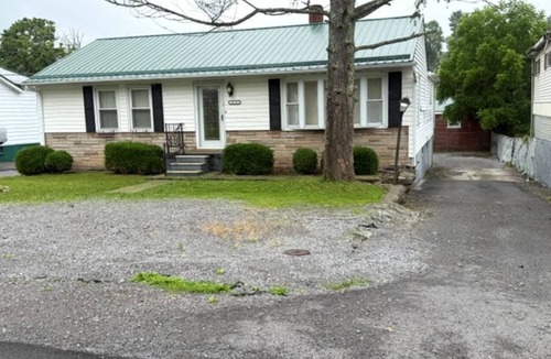 Bluewell House | Dirtman Digs is a Spacious 4-bedroom house in welcoming Bluefield with AC