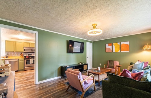 Fayetteville House | Dog friendly Fayetteville home w/Hot Tub!