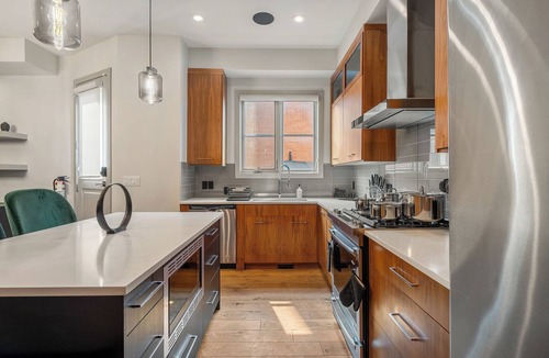 Kensington House | *Double King Beds* Spacious| Cozy and Fun| Steps from Downtown