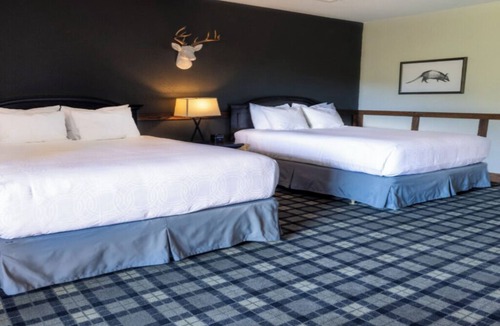 Boerne Hotel | Double Queen Balcony Room |2 Units | 6 mi to Main Street Shops & Dining