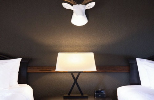 Boerne Hotel | Double Queen Balcony Room |2 Units | 6 mi to Main Street Shops & Dining