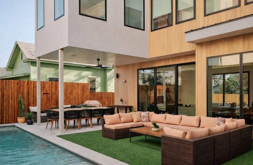 East Cesar Chavez House | Downtown Austin Luxury Oasis - Private Pool and Hot Tub with 9 Bedrooms 6 Bath