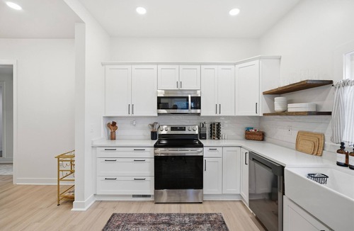 Bristol House | Downtown Bristol Hot Tub Sleeps 9 Near Hard Rock Pets Welcome