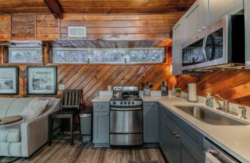 Dunedin House | Downtown Dunedin B&B/Sleeps 12! Private Pool, Easy Walk to Downtown!