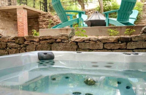 Eureka Springs Historic District Condo | Downtown+HotTub+Wifi+FreeParking @151 Spring Ste F