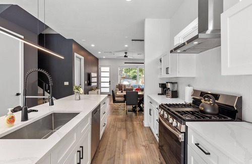 East Cesar Chavez House | Downtown Luxury Oasis - Heated Pool - 5 Bedrooms