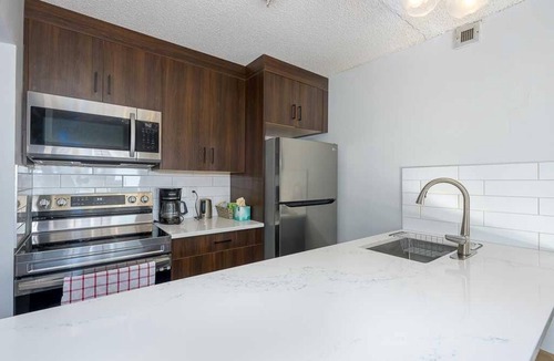 East Village Apartment | Downtown oasis right with Calgary Tower views. Close to attractions and Ctrain.