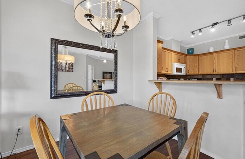 North End Apartment | Downtown Pool View 2 Bdrm 449 On The Lake