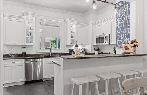 Historic Downtown Savannah House | Downtown Retreat on Historic Jones Street | Heated Pool Access | By Southern Belle