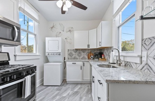 Dixon Park House | Downtown Savannah I Walk to Forsyth Park | Dogs OK l Sleeps 5