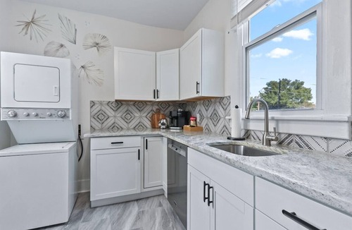 Dixon Park House | Downtown Savannah I Walk to Forsyth Park | Dogs OK l Sleeps 5