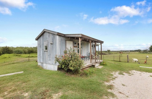 Prairie Lea Apartment | El Olivo - Goats + Fast Wi-Fi + 10 min to town