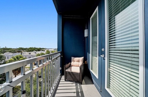 Courier City - Oscawana Apartment | Elegant Escape | 2 King Beds | Pool Yoga Gym