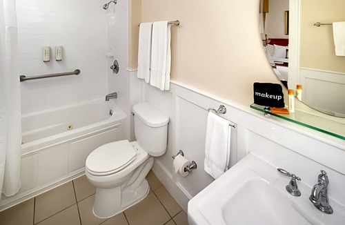 Berea Hotel | Elegant Suite Near Berea Artisan Center & Arts Council - Tranquil Retreat!