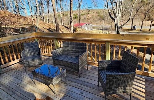 Draper Cottage | Elevated Cottage Nestled in Nature and near the New River in Draper, Virginia, Perfect for a Weekend Escape