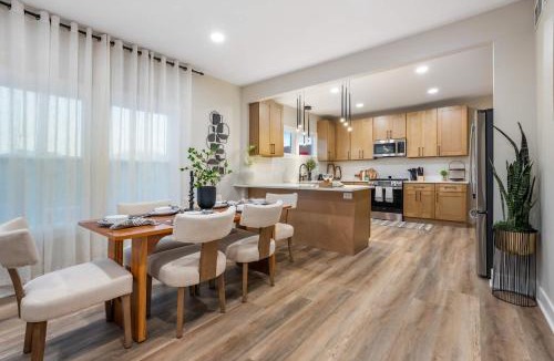 Oak Park House | Elevated Gem - Sleeps 12 - 20 mins to Downtown Chicago
