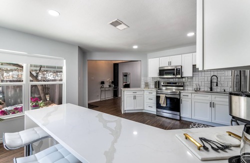 Wetmore House | Elite Retreat w/pool table & shuffleboard @ La Cantera, Six Flags, RIM, UTSA