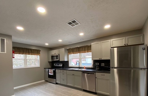 Stafford Apartment | Ellis Apartment at Main Street Lodging Gilbert, WV