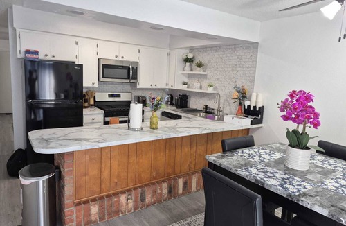 Tulsa Condo | Emmanuel Midtown 2 BR 1.5 Bath Condo in Tulsa. Close to YMCA, Hospitals, Highway