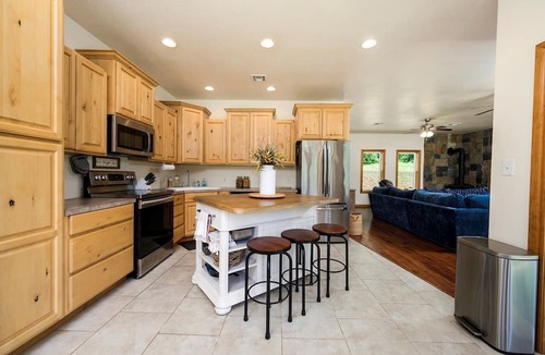 Pickens Cabin | Enchanting Riverside Cabin Retreat with Mountain Views near Sardis Lake Oklahoma