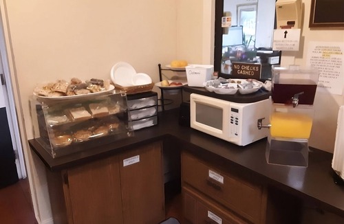Summit Hotel | Enjoy Your Stay at Knights Inn Ashland! Pool, Picnic Area, Parking, WiFi