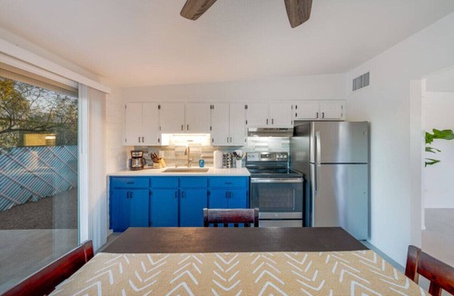 St. Francis Cabrini Apartment | Entire Duplex/Cozy/Central/4 BR 2 BA/Fenced