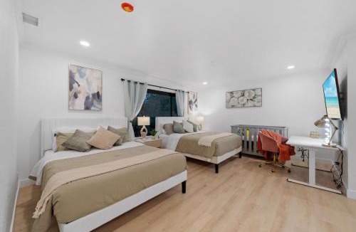 El Cajon House | Entire Private Home with Big Yard, View, King Bed, 10 Parking, 4 Bedrooms 3 Bathrooms, Available Now