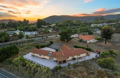 Jamul House | Entire Private House with Mountain View, Jetted Tub, 2500 sqft, King Bed, Garage, 3 Bedrooms 2 Bathrooms, Available Now