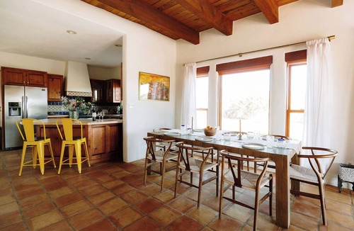Taos House | Epic Adobe 360° Mountain Views, Hot Tub, 15min to Ski Valley