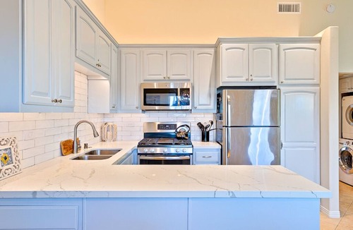 South Oceanside Condo | Ev charger, Jacuzzi, Pool, Sonos, 5 min walk Beach, 8 min drive to Legoland,
