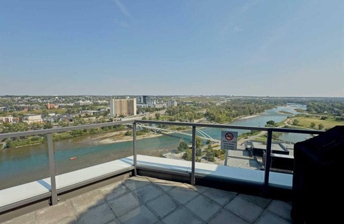 East Village Condo | Executive 1-Bed + Office Loft – Prime Riverfront, Gym, Near Stampede & City Life